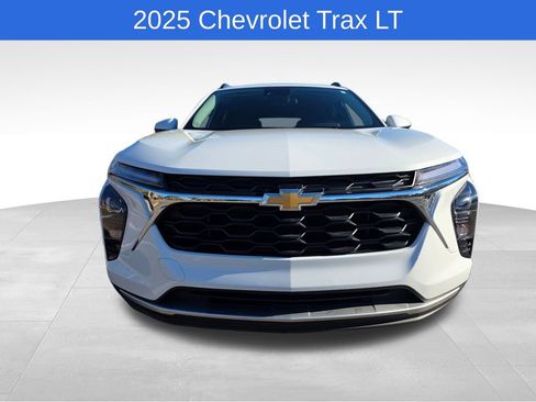 Certified 2025 Chevrolet Trax LT w/ LT Convenience Package image 9