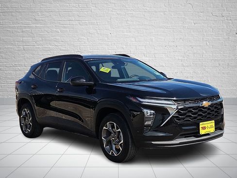 Used 2025 Chevrolet Trax LT w/ Driver Confidence Package FWD image 6