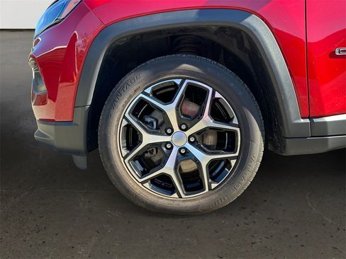 Used 2024 Jeep Compass Latitude image 10