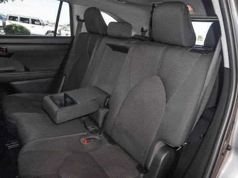 Used 2022 Toyota Highlander LE image 36