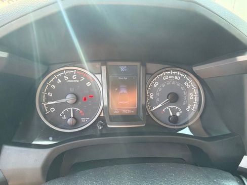 Used 2020 Toyota Tacoma TRD Off-Road w/ TRD Premium Off Road Package AWD/4WD image 11