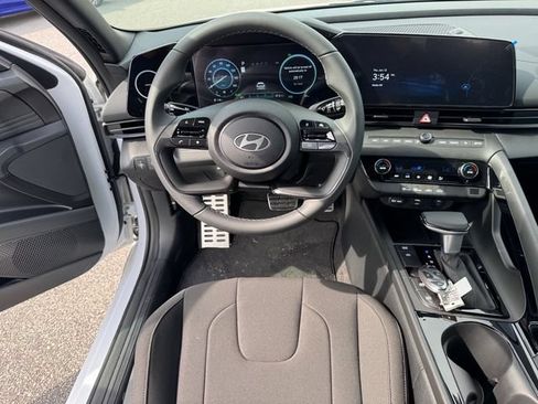 Certified 2025 Hyundai Elantra SEL FWD image 13
