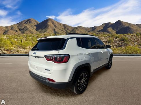 Used 2018 Jeep Compass Latitude FWD image 3