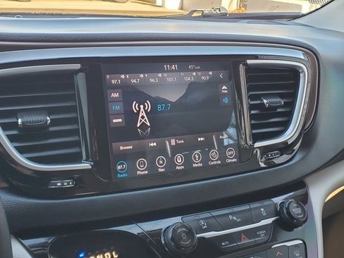 Certified 2018 Chrysler Pacifica Touring-L Plus w/ Tire & Wheel Group image 18