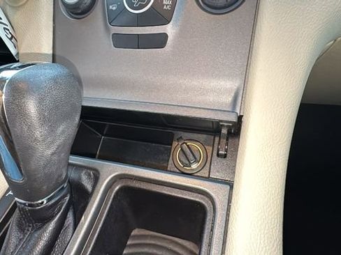 Used 2018 Ford Taurus SE image 19