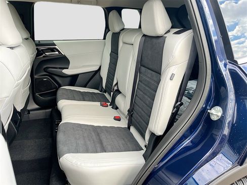 New 2025 Mitsubishi Outlander SE image 24