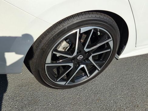 Used 2025 Nissan Sentra SR w/ SR Premium Package image 9