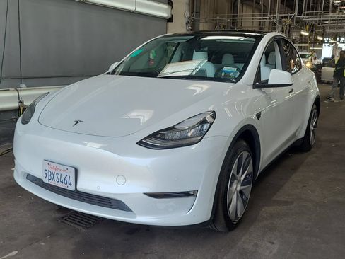 Used 2022 Tesla Model Y Long Range AWD/4WD image 1