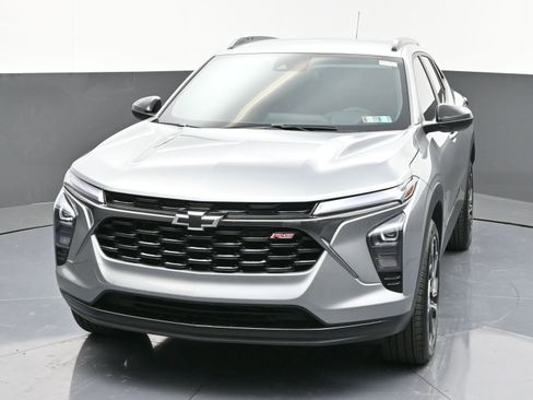 Used 2025 Chevrolet Trax RS w/ Driver Confidence Package image 3