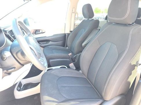 Used 2023 Chrysler Voyager LX image 4