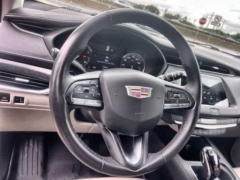 Used 2022 Cadillac XT4 Premium Luxury w/ Enhanced Visibility Package FWD image 17
