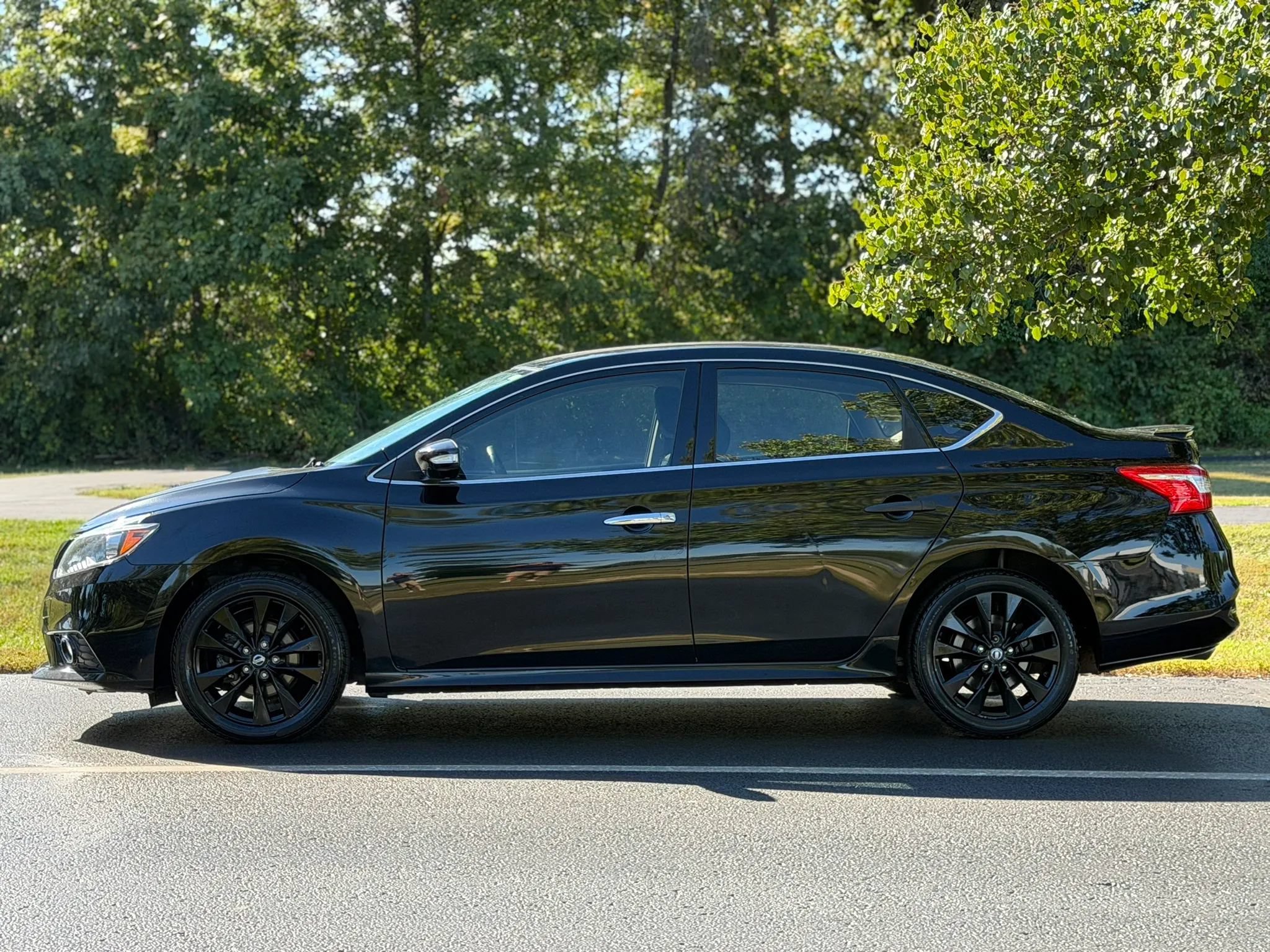 Used 2018 Nissan Sentra SR w/ SR Midnight Edition Package FWD image 8