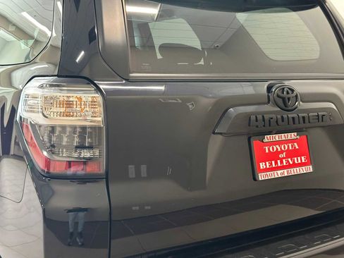 Certified 2022 Toyota 4Runner SR5 AWD/4WD image 9