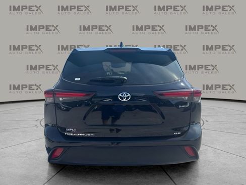Used 2025 Toyota Highlander XLE AWD/4WD image 4