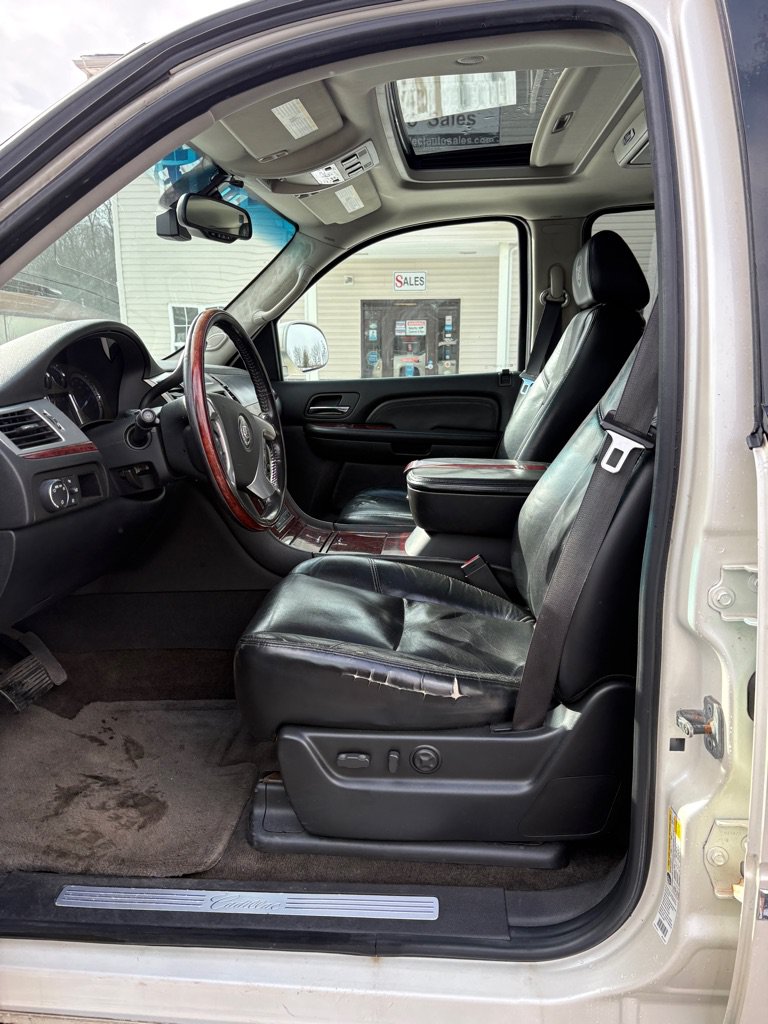 Used 2007 Cadillac Escalade AWD w/ Information Package image 9