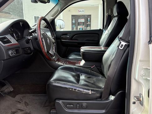Used 2007 Cadillac Escalade LUXURY w/ Information Package image 9