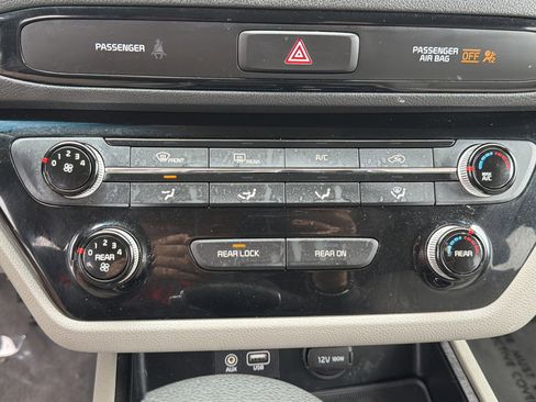 Used 2021 Kia Sedona LX image 5