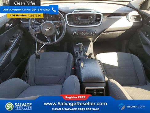 Used 2017 Kia Sorento L image 11