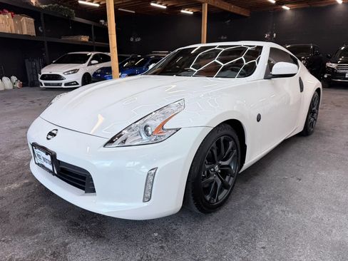 Used 2015 Nissan 370Z Touring RWD image 4