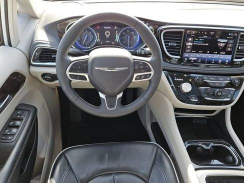 Used 2024 Chrysler Pacifica Limited FWD image 12
