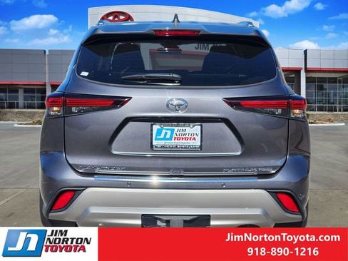 Used 2025 Toyota Highlander Platinum image 7