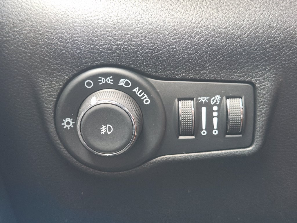 Used 2025 Jeep Compass Latitude AWD/4WD image 24