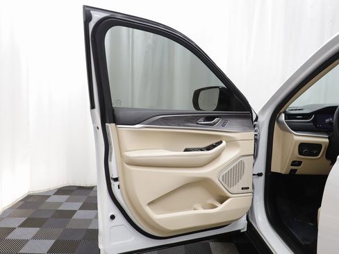 Used 2022 Jeep Grand Cherokee Limited image 4