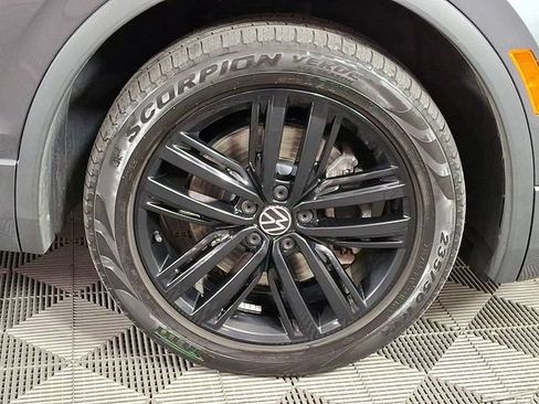 Used 2022 Volkswagen Tiguan SE R-Line AWD/4WD image 11