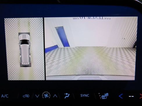 Used 2025 Chevrolet Suburban Z71 image 16