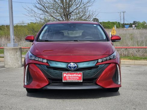 Used 2018 Toyota Prius Prime Premium image 2