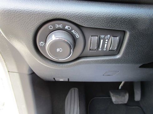 New 2026 Chrysler Pacifica Limited w/ Uconnect Theater Family Group AWD/4WD image 31