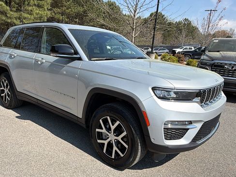 Used 2024 Jeep Grand Cherokee Limited w/ Luxury Tech Group II image 5