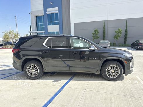 Used 2023 Chevrolet Traverse LT image 2