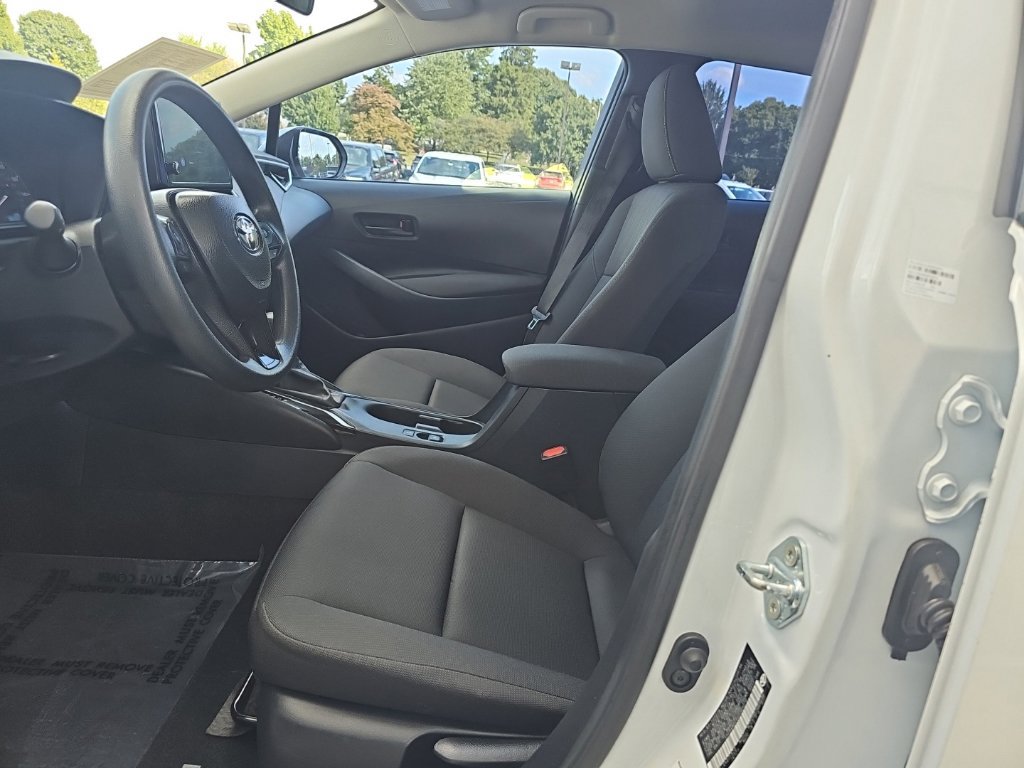 Used 2025 Toyota Corolla LE FWD image 9