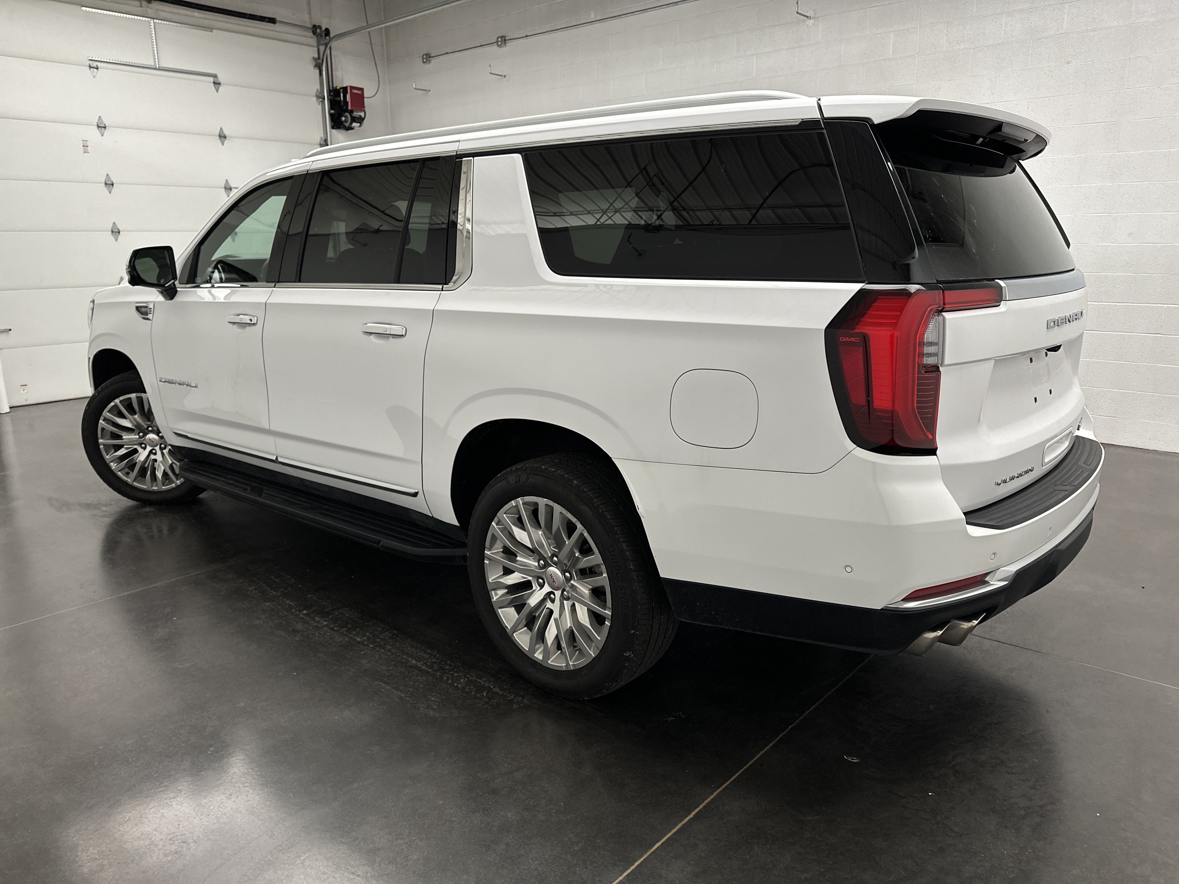 Used 2025 GMC Yukon XL Denali AWD/4WD image 8