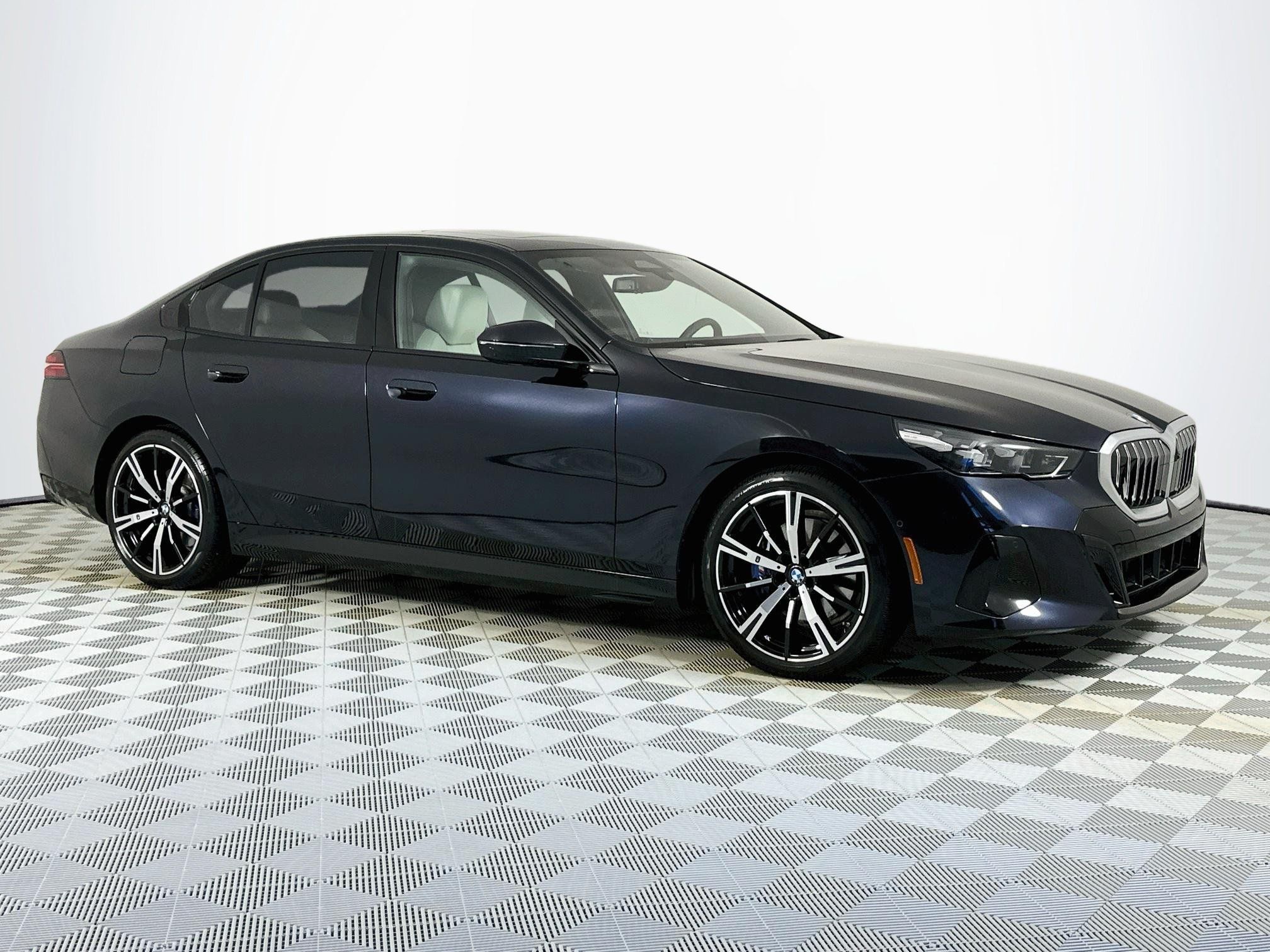 Used 2025 BMW 530i w/ M Sport Package RWD image 3