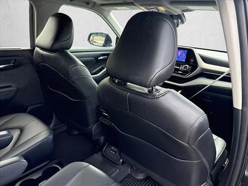 Used 2023 Toyota Highlander XLE FWD image 22