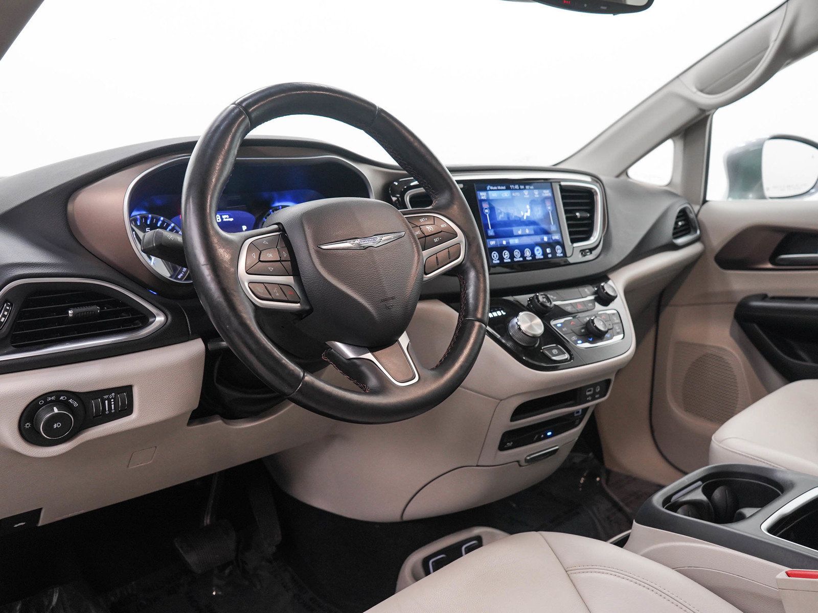 Used 2017 Chrysler Pacifica Touring-L Plus FWD image 25