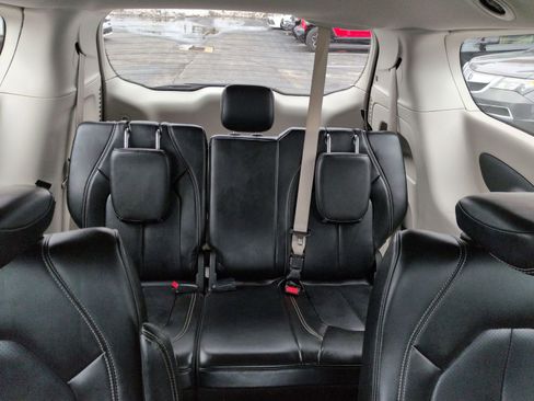 Used 2023 Chrysler Pacifica Touring-L image 18