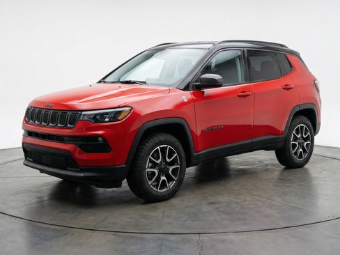 Used 2025 Jeep Compass Trailhawk image 3