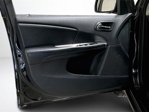 Used 2015 Dodge Journey SXT w/ Flexible Seating Group image 18