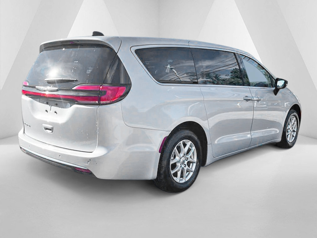 Used 2024 Chrysler Pacifica Touring-L FWD image 10