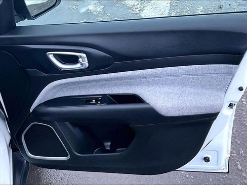 Used 2024 Jeep Compass Latitude image 24