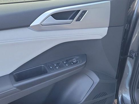 Certified 2025 Volkswagen Taos SE FWD image 16