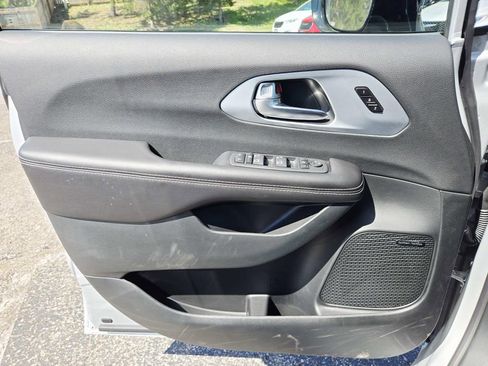 New 2026 Chrysler Pacifica Limited w/ Uconnect Theater Family Group FWD image 30