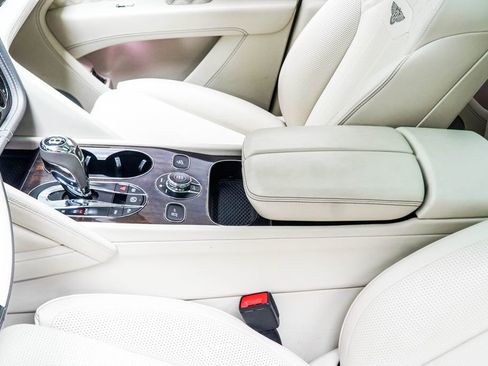 Used 2021 Bentley Bentayga image 22