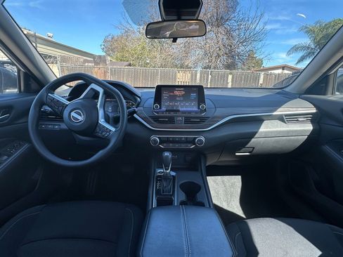 Used 2025 Nissan Altima 2.5 SV image 33