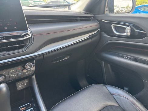 Used 2025 Jeep Compass Trailhawk image 34