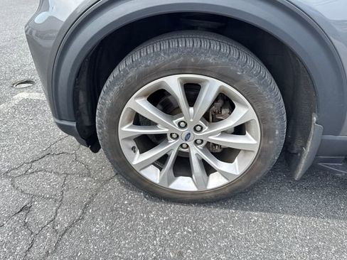 Used 2023 Ford Explorer Platinum w/ Premium Technology Package image 27