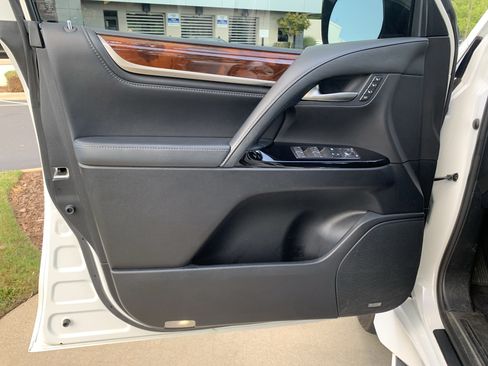 Used 2019 Lexus LX 570 4WD w/ Luxury Package image 14